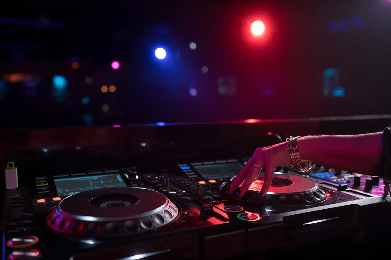 Cómo ser DJ de bodas: ¿cuánto cobra este profesional?