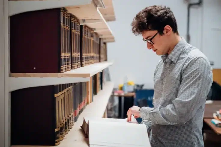 que-hace-auxiliar-biblioteca