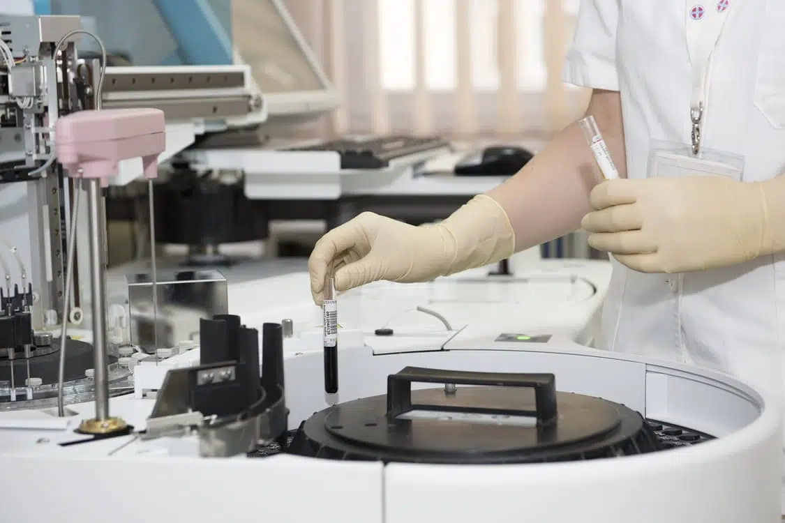 Cómo se gestionan las muestras biológicas en un laboratorio clínico y biomédico