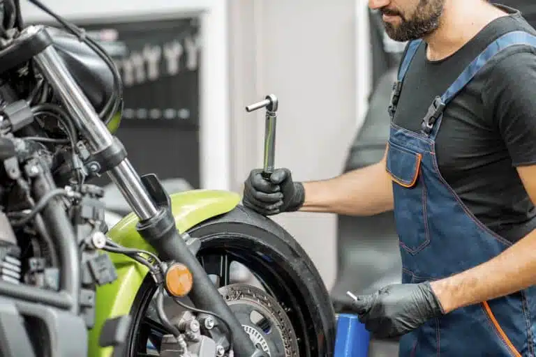 ¿Cuánto cobra un mecánico de motos? Sueldo en España 2023