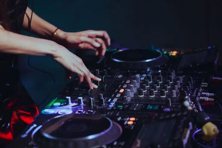 ¿Merece la pena hacer un curso de DJ?